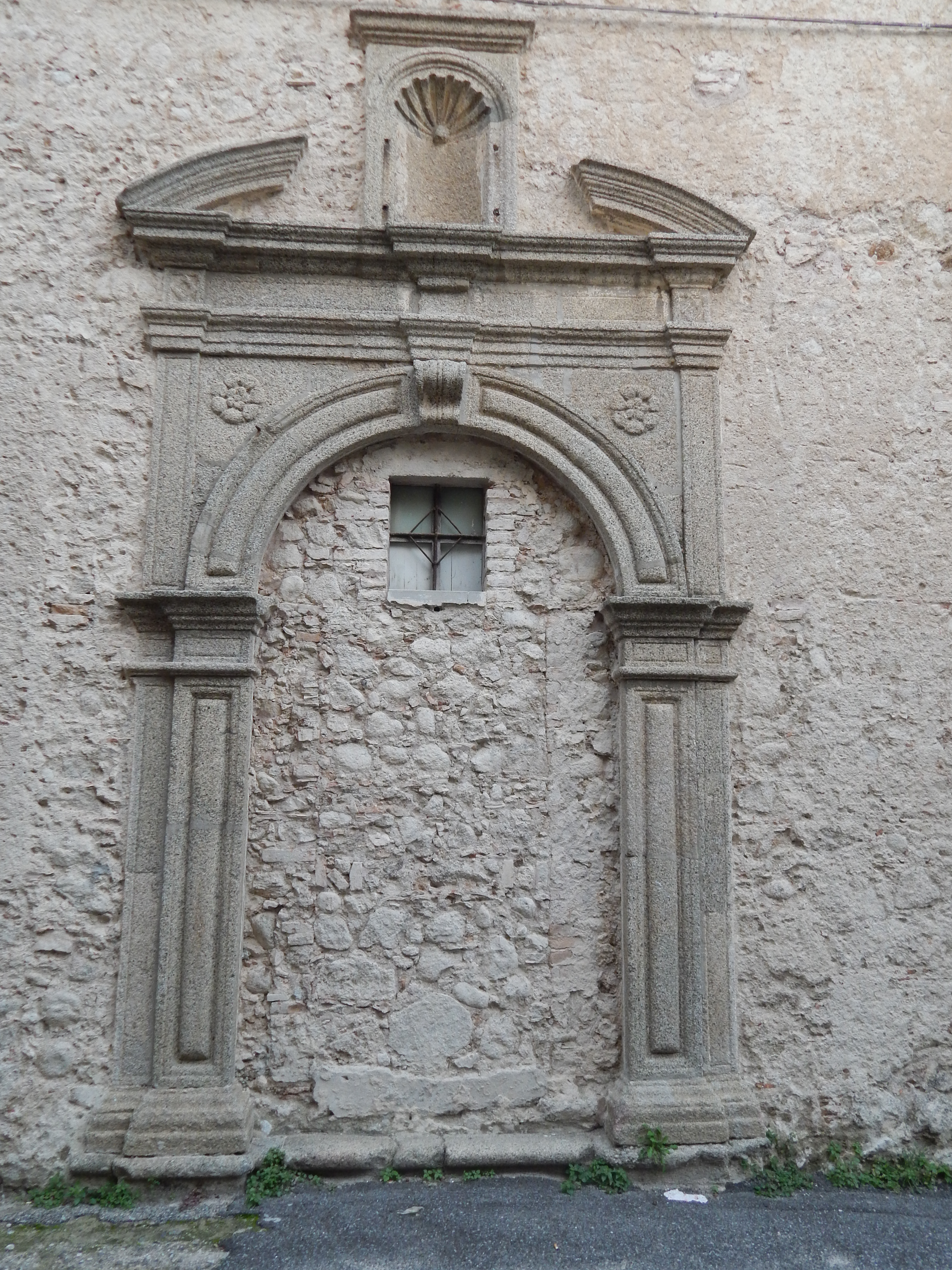 Portale murato dell’ingresso originario della chiesa di Santa Maria d’Altavilla